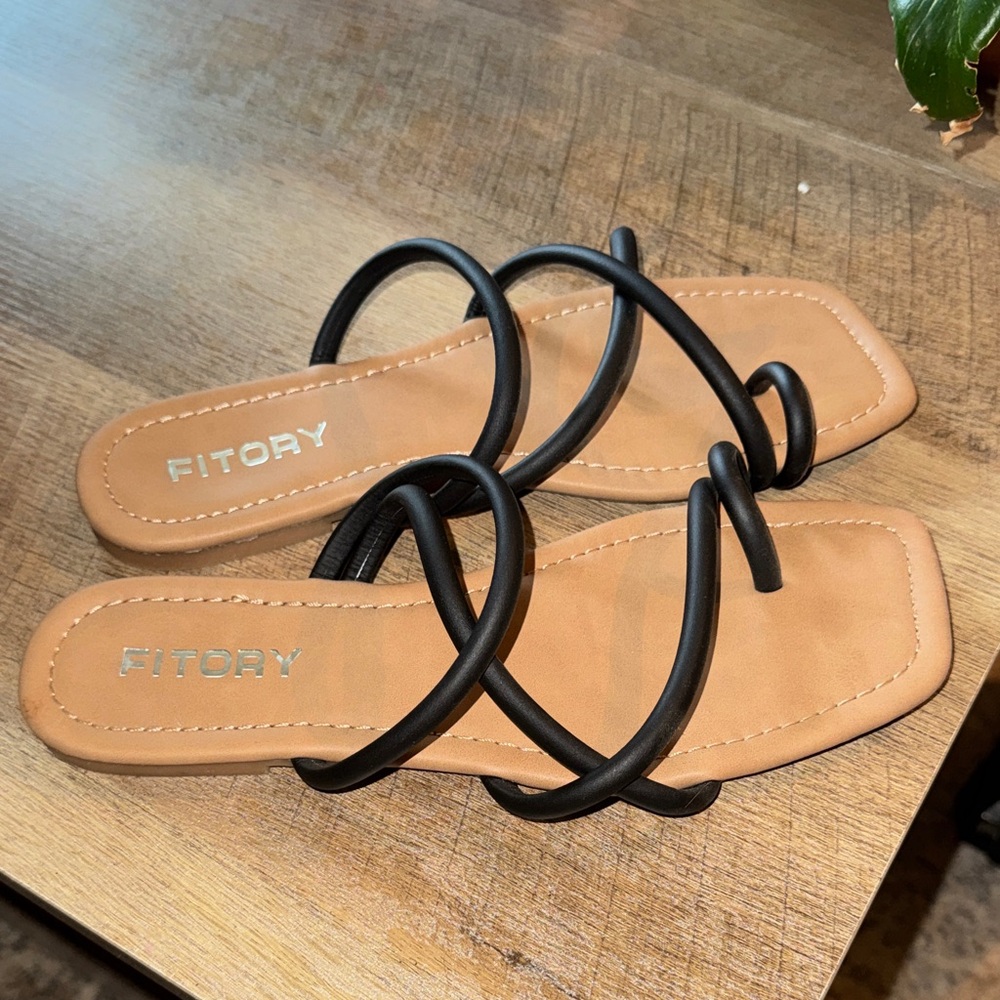 Flat sandals